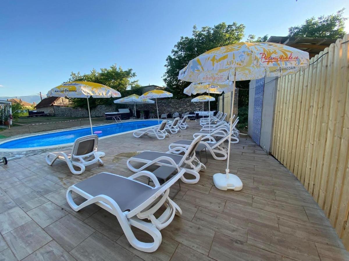 La Mosie Hotel Hateg Bagian luar foto