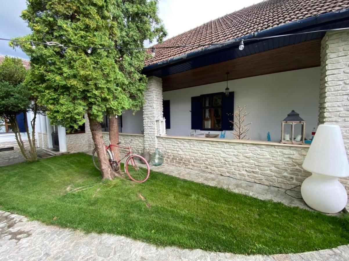 La Mosie Hotel Hateg Bagian luar foto
