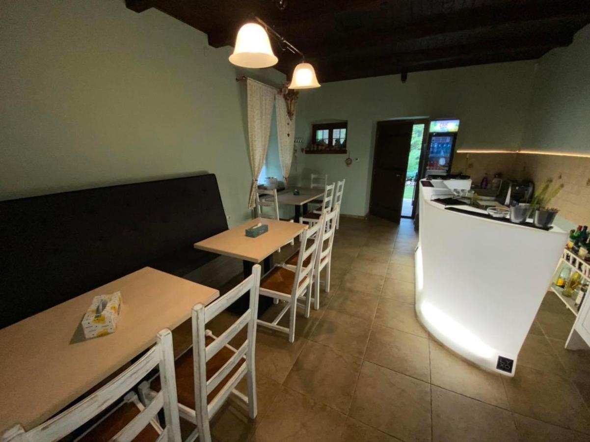 La Mosie Hotel Hateg Bagian luar foto