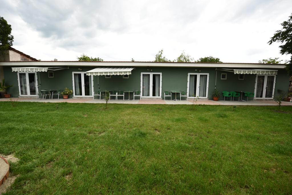 La Mosie Hotel Hateg Bagian luar foto