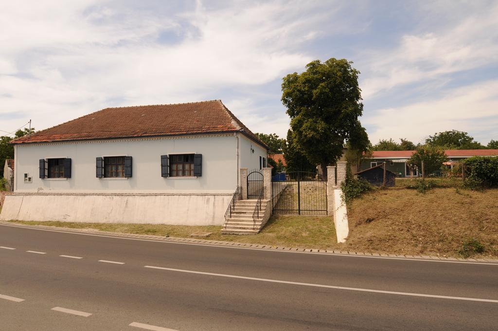 La Mosie Hotel Hateg Bagian luar foto