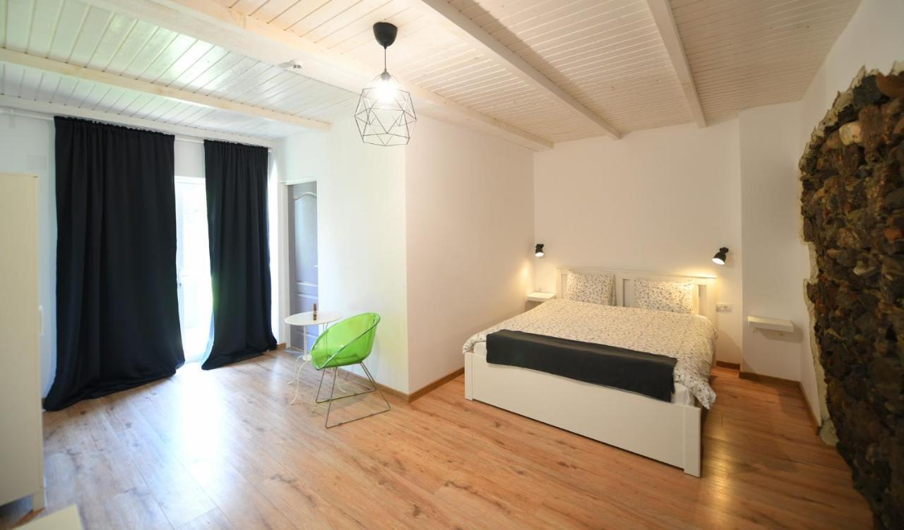 La Mosie Hotel Hateg Bagian luar foto