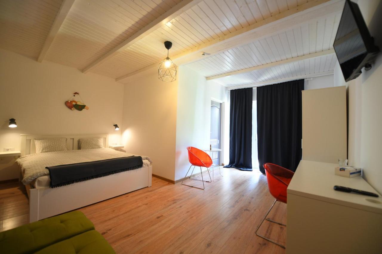 La Mosie Hotel Hateg Bagian luar foto